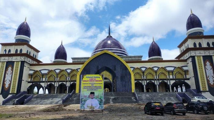 Batu kecubung di kubah masjid Agung Kubah Kecubung Darurrahman