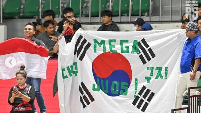 Aksi para pendukung Indonesia yang datang menonton Megawati Hangestri bermain bersama Red Sparks pada Liga Voli Korea 2023.