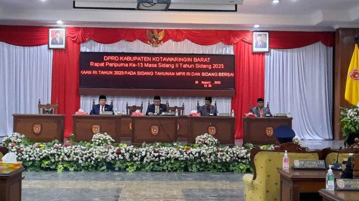 Pj Bupati Kobar Budi Santosa berjabat tangan dengan anggota DPRD usai rapat paripurna.