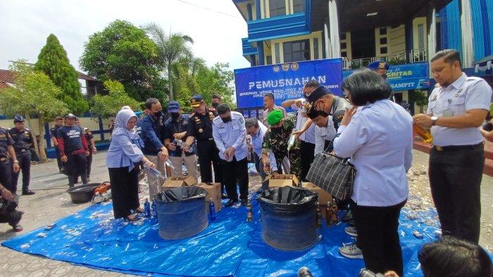 Pemusnahkan barang bukti miras ilegal yang diamankan oleh Bea dan Cukai Tipe Madya Pabean C (KPPBC TMPC) Sampit, di kantor setempat, Rabu (18/10/2023).