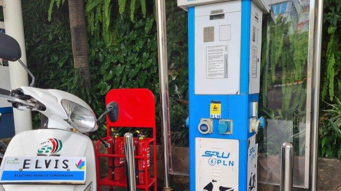 Stasiun Pengisian Listrik Umum (SPLU) PLN sebagai alternatif lain untuk memudahkan pengguna kendaraan motor listrik melakukan pengisian daya.