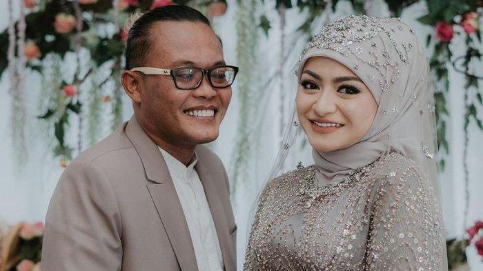 Nathalie Holscher dan Sule waktu menikah. 