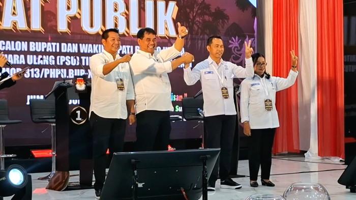 GANDENG - Kedua paslon peserta Pilkada Barito Utara gandeng tangan usai debat publik, Jumat (25/7/2025) malam.