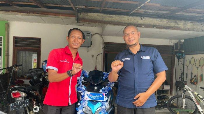 Memeriahkan Hari Pelanggan Nasional, Main Dealer Yamaha yakni PT Surya Timur Sakti Jatim (STSJ) memberikan banyak hadiah dan mengantarkan motor yang dibeli ke rumah pelanggan, Senin (4/9/2023).