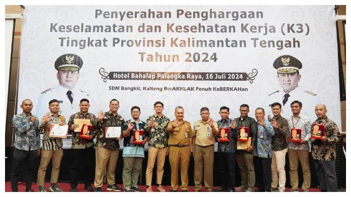 Sesi foto bersama antar instansi penerima penghargaan Keselamatan dan Kesehatan Kerja (K3) 