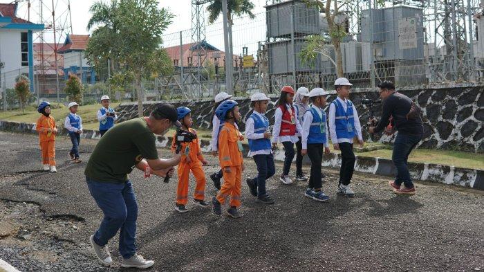 Anak-anak peserta Diary PLN Junior 2023 sedang melaksanakan syuting Adegan Care For Asset Manajemen PLN UIP3B Kalimantan.