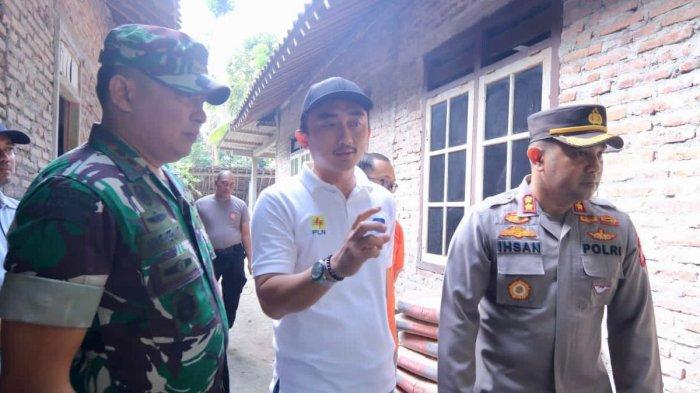 PLN turut menggandeng TNI dan Polri dalam melakukan percepatan pembangunan rumah warga yang terdampak gempa Bantul. Kiri ke kanan: Letkol Inf Arif Hermad (Dandim Bantul), Adi Dwi Laksono (Manager PLN UP3 Yogyakarta) dan AKBP Ihsan (Kapolres Bantul).