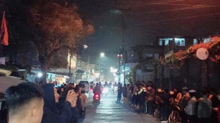 Sejumlah petugas keamanan tampak saat melakukan pengamanan. Viral, Warga Bandung Jabar Geger, Sekelompok Orang Diduga Penganut Aliran Sesat sedang melakukan ritual di sebuah gedung.