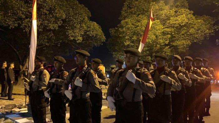 Para pasukan apel renungan suci di Taman Makam Pahlawan Sanaman Lampang peringati HUT ke-78 Kemerdekaan RI, Kamis (17/8/2023) dini hari.