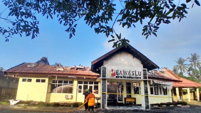 Kondisi Kantor Bawaslu Palangkaraya pascakebakaran.