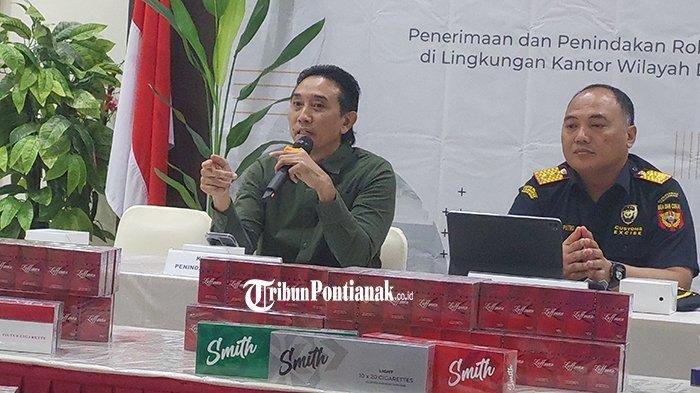 Konferensi Pers di Kantor Bea Cukai Kalbar. Tampak Kabid P2 Bea Cukai Kalbar Iwan Setiawan, saat memberikan keterangan, Senin 7 Agustus 2023.