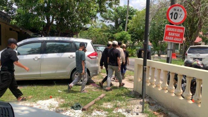 Para tersangka curanmor yakni 6 anak di bawah umur pelajar palangkaraya menggunakan topi dan masker saat digiring petugas kepolisian, Jumat (10/11/2023).