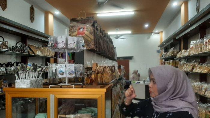 
Wisata Kalteng. Rumah Oleh-oleh Istana Jelawat satu di antara pusat oleh-oleh di Sampit Kabupaten Kotawaringin Timur, Kamis (7/12/2023).