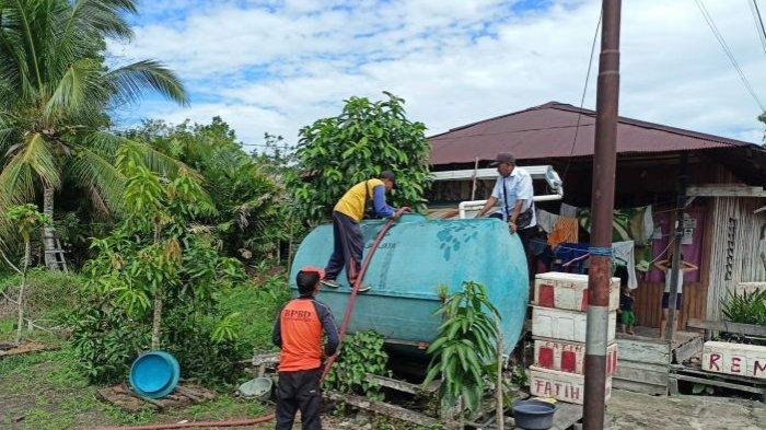 Kepala Pelaksana BPBD Kotim Multazam bersama jajaran mendistribusikan air bersih untuk warga Kecamatan Mentaya Hilir Selatan. 
Foto IST BPBD Kotim