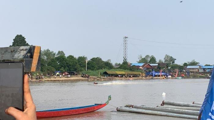 ratusan Warga Palangkaraya berkunjung ke lokasi bawah Jembatan Kahayan untuk menyaksikan lomba balapan perahu.