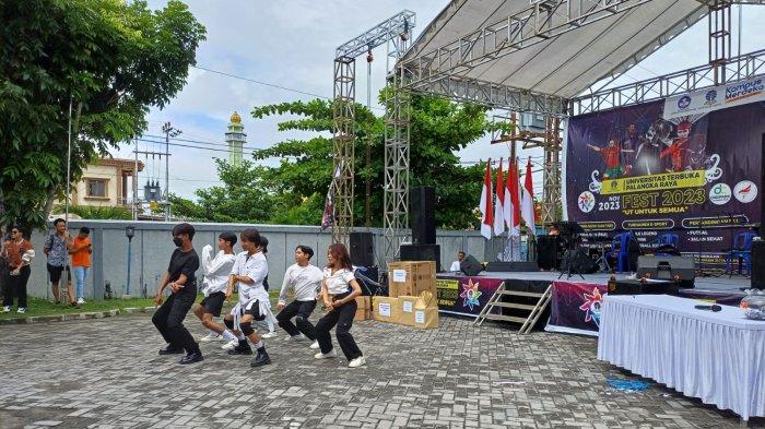 Puncak acara Universitas Terbuka  atau UT Palangkaraya FEST 2023 yang digelar di halaman Gedung Universitas Terbuka Palangkaraya pada Minggu (26/11/2023) berlangsung meriah.