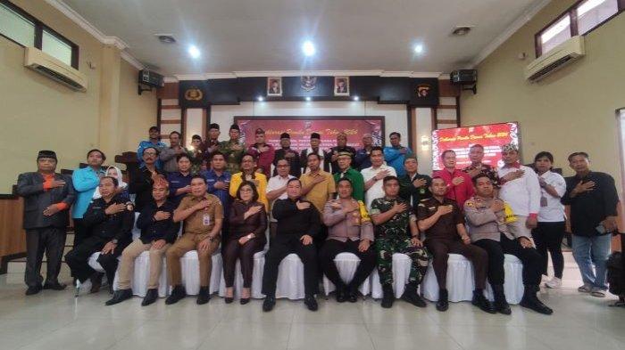 Polres Kotim bersama jajaran Forkopimda, KPU, Bawaslu, Parpol, tokoh masyarakat, tokoh adat, dan tokoh seetmpat foto bersama usai penandatanganan komitmen pemilu damai 2024.
