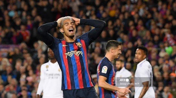 Hasil Liga Spanyol, kekecewaan pemain Barcelona Ronald Araujo usai melakukan gol bunuh diri saat melawan Real Madrid, Senin (20/3/2023).