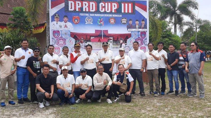 Pj Bupati Kobar Budi Santosa foto bersama dalam kegiatan Festival dan Pameran Burung Berkicau DPRD Cup III Tahun 2023.