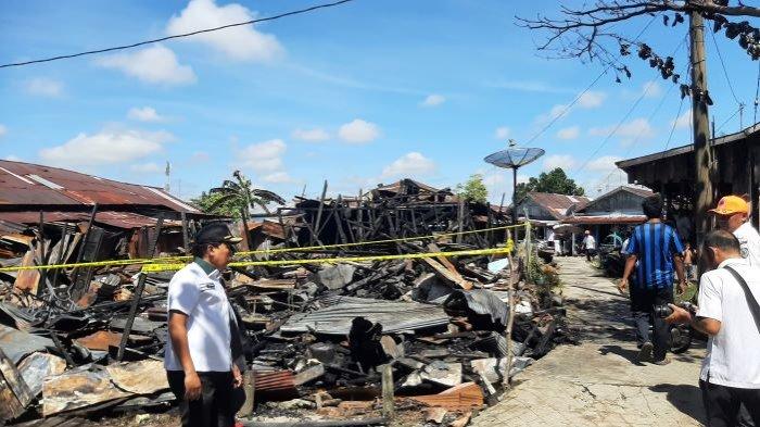 Kondisi Lokasi kebakaran di Jalan Biak Sampit tinggal puing, setelah kejadian kebakaran yang menghanguskan delapan bangunan, pada  Selasa 2 Januari 2024, kemarin.