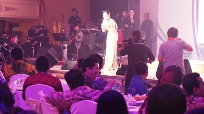 Ruth Sahanaya saat tampil di panggung HUT ke-50 Bank Kalsel, di Grand Palace Restaurant