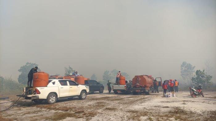 Petugas saat melakukan pemdaman. Penanggulangan kebakaran hutan dan lahan  atau Karhutla di Kotim selama ini menelan anggaran cukup besar bahkan hingga mencapai setengah miliar.