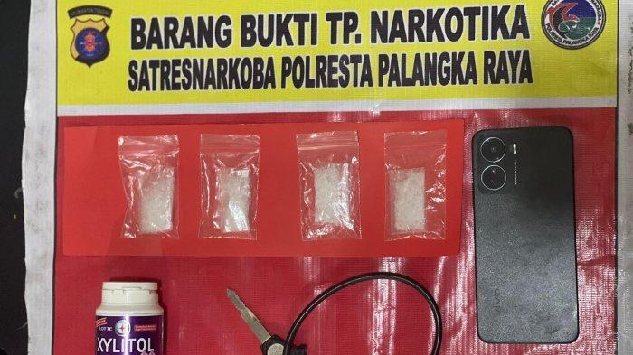Barang bukti narkoba yang diamankan personel Satresnarkoba Polresta Palangkaraya tak berkutik di Jalan Wortel Palangkaraya, Minggu (13/8/2023).