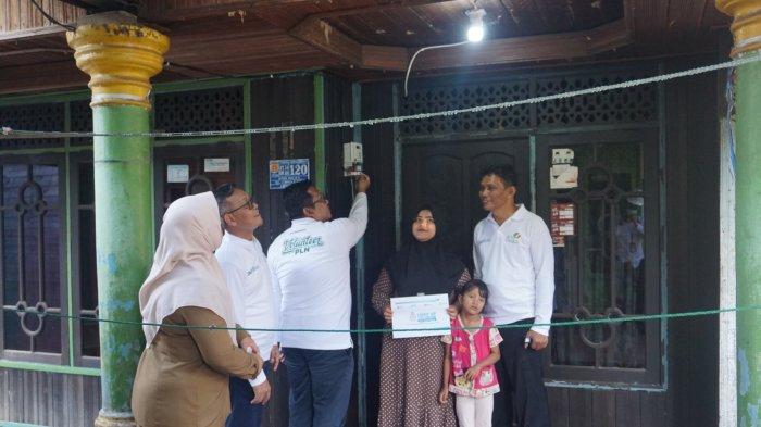 Penyalaan listrik gratis kepada Warga Desa Kertak Baru, Kelurahan Cempaka Banjarbaru, Kalimantan Selatan oleh Manager UP2B Kalimantan, Mukti Irawan.