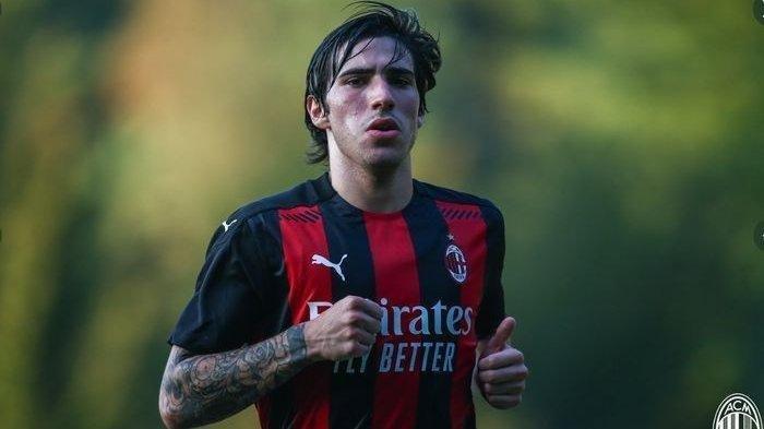 Sandro Tonali saat masih memperkuat AC Milan. Kini dia bermain untuk Newcastle United dan langsung mencetak gol di laga perdana Liga Inggris, Minggu (13/8/2023).