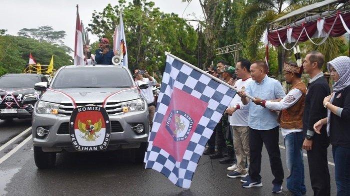 Ketua Komisi Pemilihan Umum (KPU) Kapuas, M Feri Irawan dan Sekretaris Daerah (Sekda) Kabupaten Kapuas, Septedy, saat melepas peserta Pawai Damai Partai Politik (Parpol) Minggu (2/7/2023). PEMKAB KAPUAS
Tribun