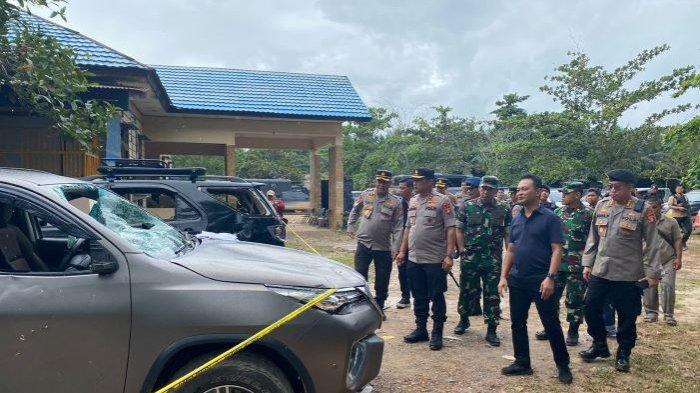 Kapolda Kalteng Irjen Pol Nanang Avianto bersama Danrem 102 Panju Panjung Brigjen TNI Bayu Permana melakukan patroli terpadu di lokasi kericuhan hingga pengrusakan mobil Kapolres Seruyan, Sabtu (8/7/2023). Humas Polda Kalteng untuk Tribunkalteng.com