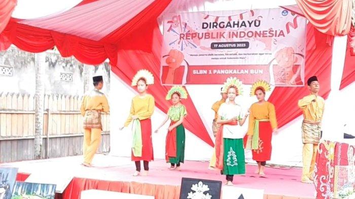 Asisten I Setda Kobar Tengku Ali Syahbana menyaksikan penampilan murid saat menghadiri perayaan HUT ke-78 RI di SLBN 1 Pangkalan Bun.