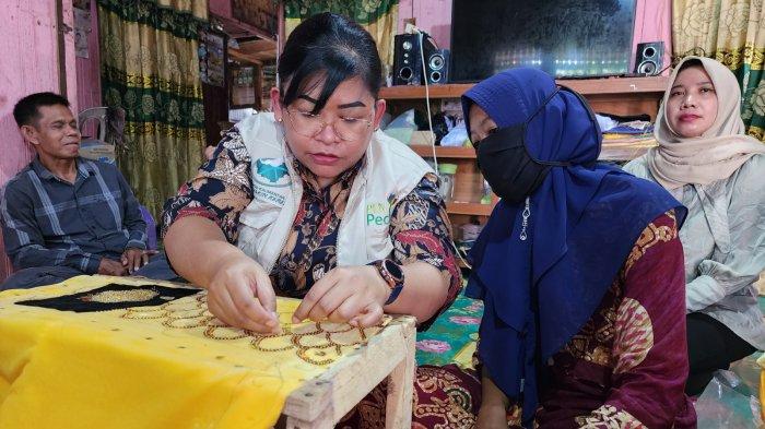 Senior Manager Keuangan, Komunikasi dan Umum PLN UIP3B Kalimantan sekaligus Ketua Gugus Tugas Srikandi Rahayu Arimbi belajar kerajinan sulam arguci