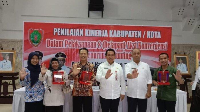 Kepala Bappedalitbang Kalteng Kaspinor saat menyerahkan penghargaan pada Kabupaten Kotawaringin Barat sebagai daerah paling terinovatif penanganan stunting.