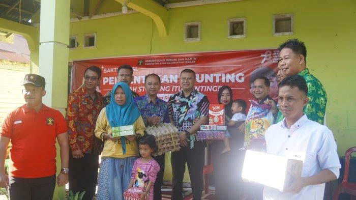Kanwil Kemenkumham Kalteng bersama jajaran UPT (Unit Pelaksana Teknis) menggelar kegiatan pengentasan anak stunting dan layanan kesehatan gratis, Kamis (27/07/2023).