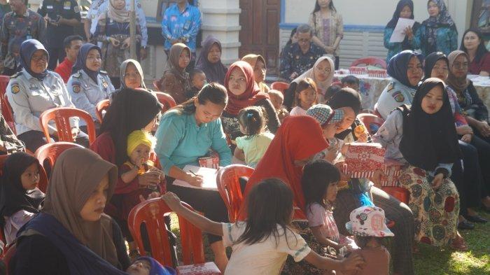 Kanwil Kemenkumham Kalteng bersama jajaran UPT (Unit Pelaksana Teknis) menggelar kegiatan pengentasan anak stunting dan layanan kesehatan gratis, Kamis (27/07/2023).