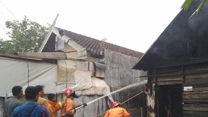 Dua unit rumah terbakar di Sampit Rabu (4/10/2023) diduga akibat kelalaian pemilik salah satu rumah yang memasak menggunakan kayu bakar. 