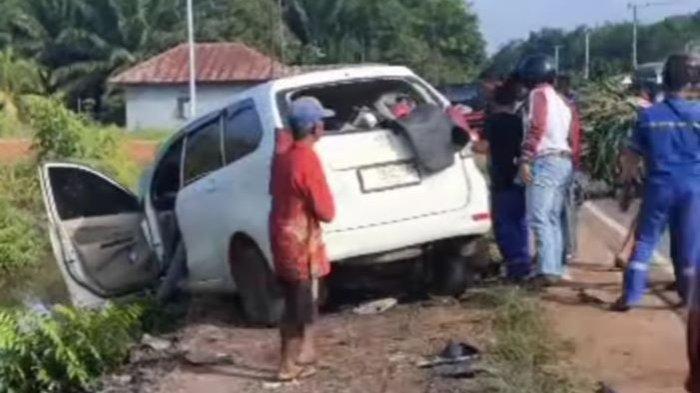 TribunBreakingNews. Kecelakaan di Kotim, Sebuah mobil minibus diduga menabrak truk tangki pertamina, di Jalan Tjilik Riwut, Kota Besi, Kotim, Kamis (28/12/2023).