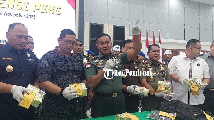 Sebanyak 10 kg sabu dan 1 tersangka penyelundupan narkotika yang berhasil diamankan dari wilayah Perbatasan Indonesia Malaysia, Senin 6 November 2023 diserahkan kepada BNNP Kalbar oleh Pangdam XII Tanjungpura Mayjen TNI Iwan Setiawan.
