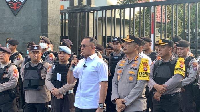 Massa Gerakan Mahasiswa Palangkaraya  atau Aliansi GEMPAR Peduli Seruyan, kembali turun ke jalan melakukan aksi damai di depan Mapolda Kalteng, Senin (23/10/2023).