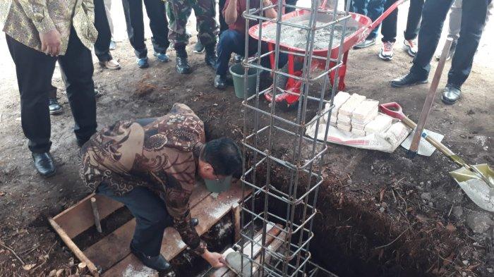 Bupati Katingan Sakariyas dan Rektor Universitas Terbuka Prof Drs Ojat Darojat, MBus, Phd menandatangani MoU dan peletakan batu pertama pembangunan sarana fasilitas pendidikan UT di kompleks perkantoran Pemkab Katingan, Kasongan, Kamis (14/9/2023). 