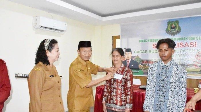 Sosialisasi Cagar Budaya di Kota Kuala Kapuas, Kabupaten, Provinsi Kalimantan Tengah, Senin (26/6/2023). Dalam kegiatan tersebut, Pelaksana Tugas (Plt) Bupati, HM Nafiah Ibnor memasangkan kartu pengenal kepada pesertanya. 
PEMKAB KAPUAS