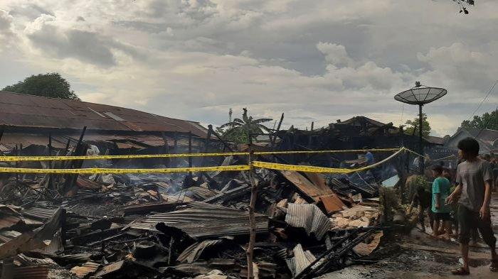 Pasca kejadian kebakaran di kawasan PT Inhutani Jalan Biak Sampit, beberapa korban mencari sisa harta bendanya yang mungkin masih berharga, Selasa (2/1/2024).