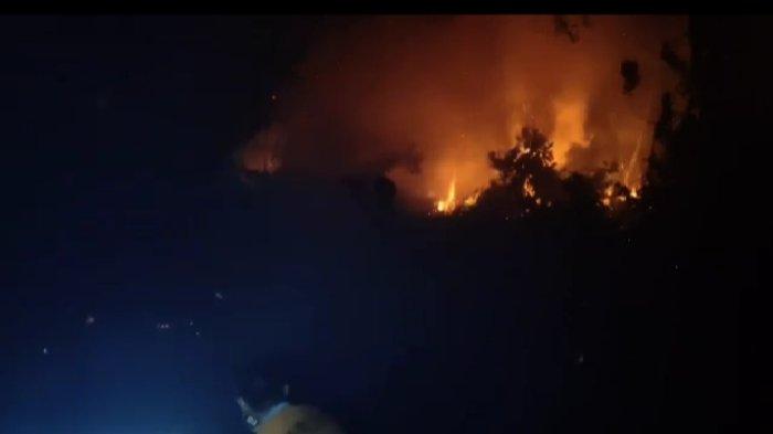 Petugas Karhutla Palangkaraya saat melakukan pemadaman. Kebakaran lahan di Jalan Anggrek Palangkaraya tepatnya di Gang Panda RT. 05 RW.01 Kelurahan Kereng Bangkirai Kecamatan Sabangau Sabtu (16/9/2023) malam diduga ada unsur kesengajaan.