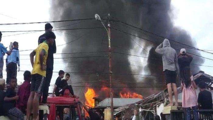 Api saat menyambar rumah warga RT 21 Jembatan Bongkok Kelurahan Karang Anyar Pantai, Kota Tarakan, Kamis (29/6/2023).
TRIBUNKALTARA.COM/ SITI-Istimewa