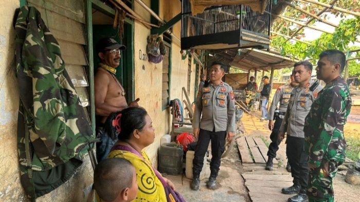 Personel Polda Kalteng dan Polres Seruyan dan tim gabungan saat berada di lokasi PT HMBP I Desa Bangkal Kabupaten Seruyan, Kalteng. Petugas saat berbincang dengan warga di lokasi tersebut.