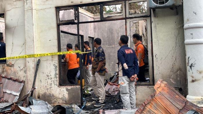 Proses olah TKP kebakaran di Kantor Bawaslu Palangkaraya, Jumat (21/7/2023) lalu.