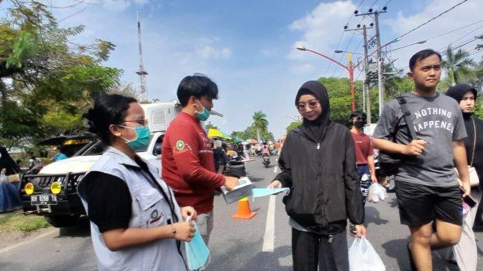 Antisipasi gangguan ISPA saat kabut asap dampak Karhutla di Palangkaraya. Sejumlah Mahsiswa Kedokteran UPR saat melakukan pembagian Masker Gratis di CFD Palangkaraya, Minggu (17/9/2023).