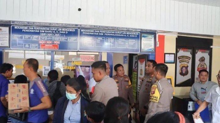Pemohon SKCK di Polres Bartim rela antre menunggu giliran, mereka yang membuat SKCK didominasi pelamar P3K yang lolos seleksi.