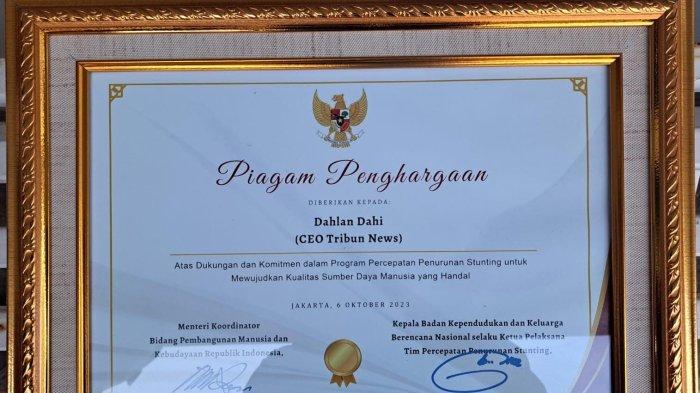 Penghargaan diberikan Wakil Presiden Ma'rif Amien kepada CEO Tribun Network Dahlan Dahi, karena turut berperan dalam pengentasan Stunting.